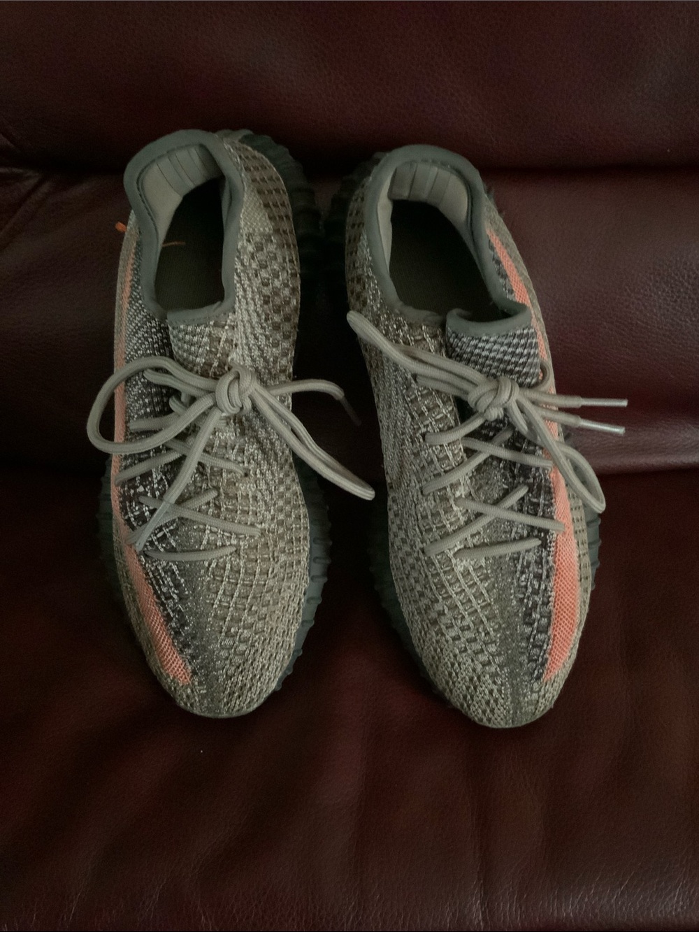 adidas Yeezy Boost 350 V2
Ash Stone. Barely worn condition. Sz. 9. Women-11.
